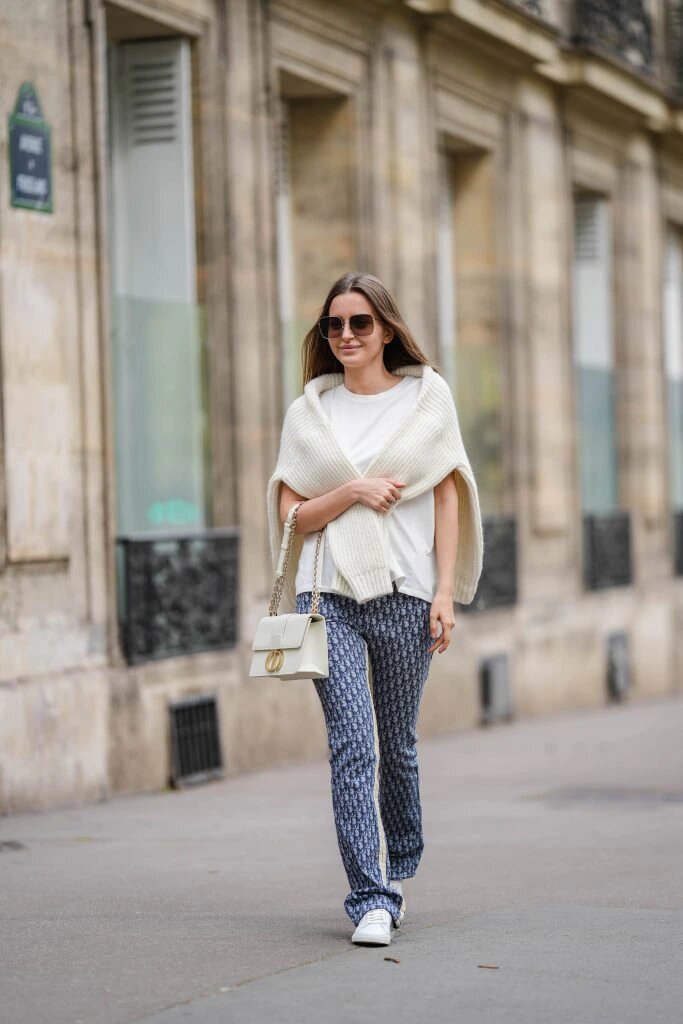 С пуловером, завязанным на плечах, футболка становится более элегантной, но при этом остается повседневной! Фото: Getty Images