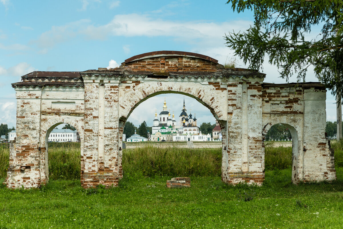 Вид на Соборное дворище - исторический центр Великого Устюга с противоположного берега Сухоны