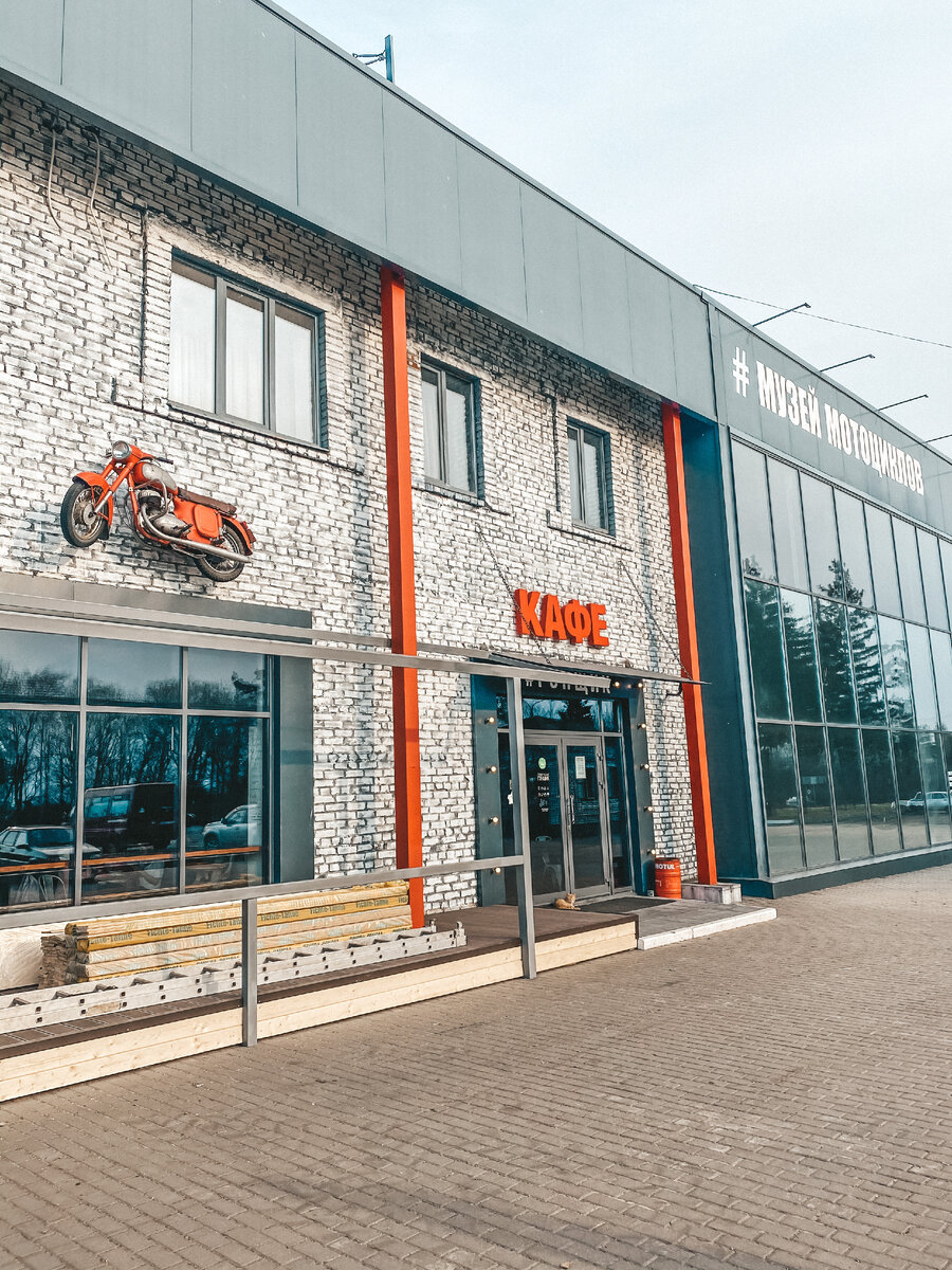 Вход в кафе и музей. 