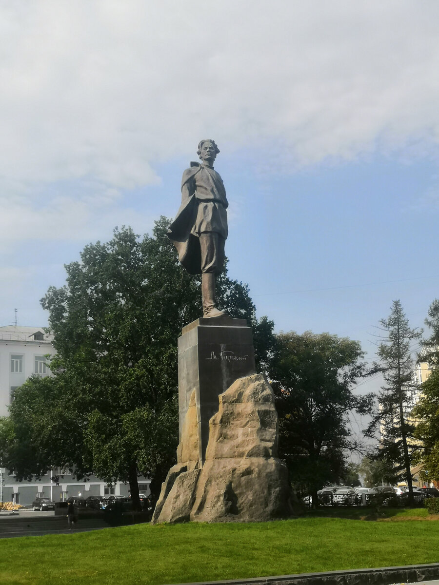 памятник Горькому на площади Горького в Нижнем Новгороде