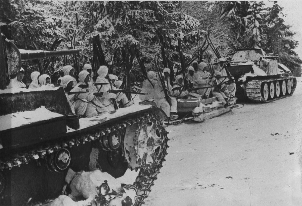 Лыжникам повезло - их подвезли на танке.