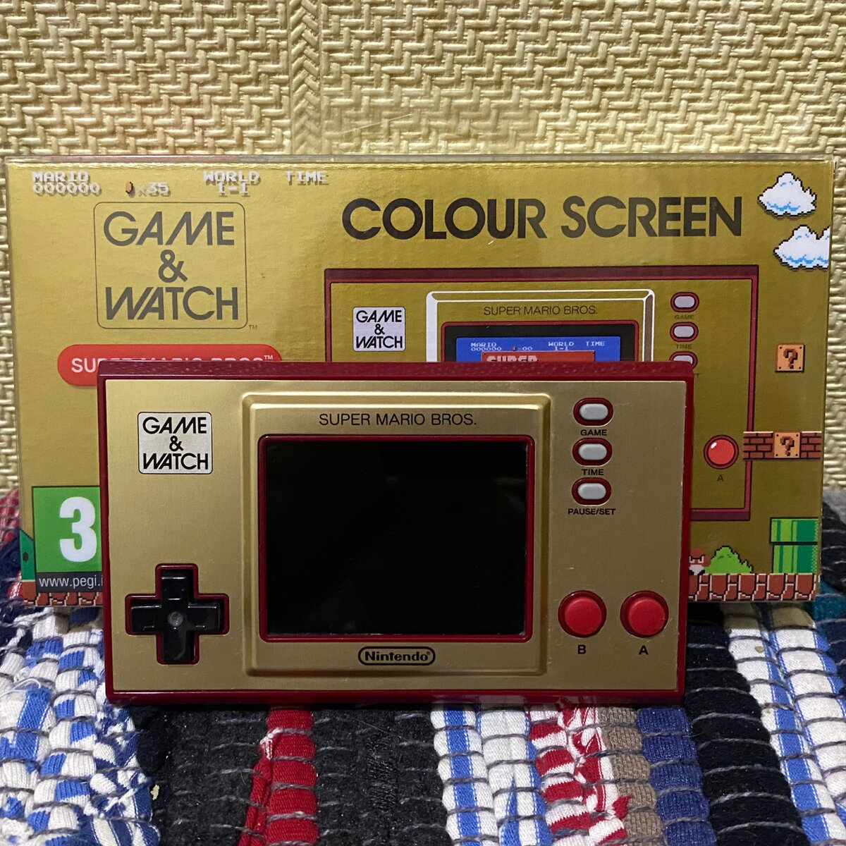 Портативная игровая консоль и упаковка от нее