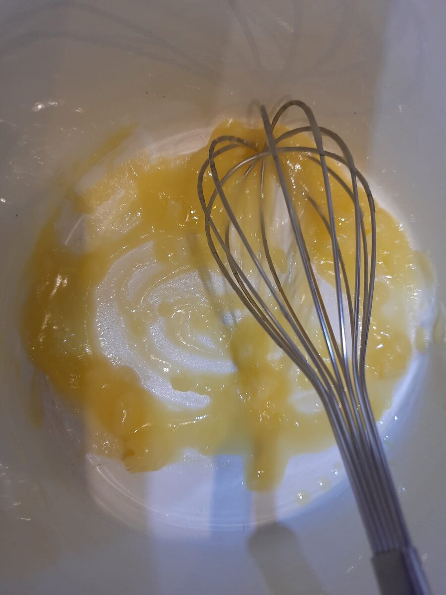 На этом этапе, если хотите подсластить вафли, то можно добавить 1-2 столовые ложки сиропа топинамбура, только тогда в дальнейшем необходимо будет  добавить чуть больше муки в тесто.