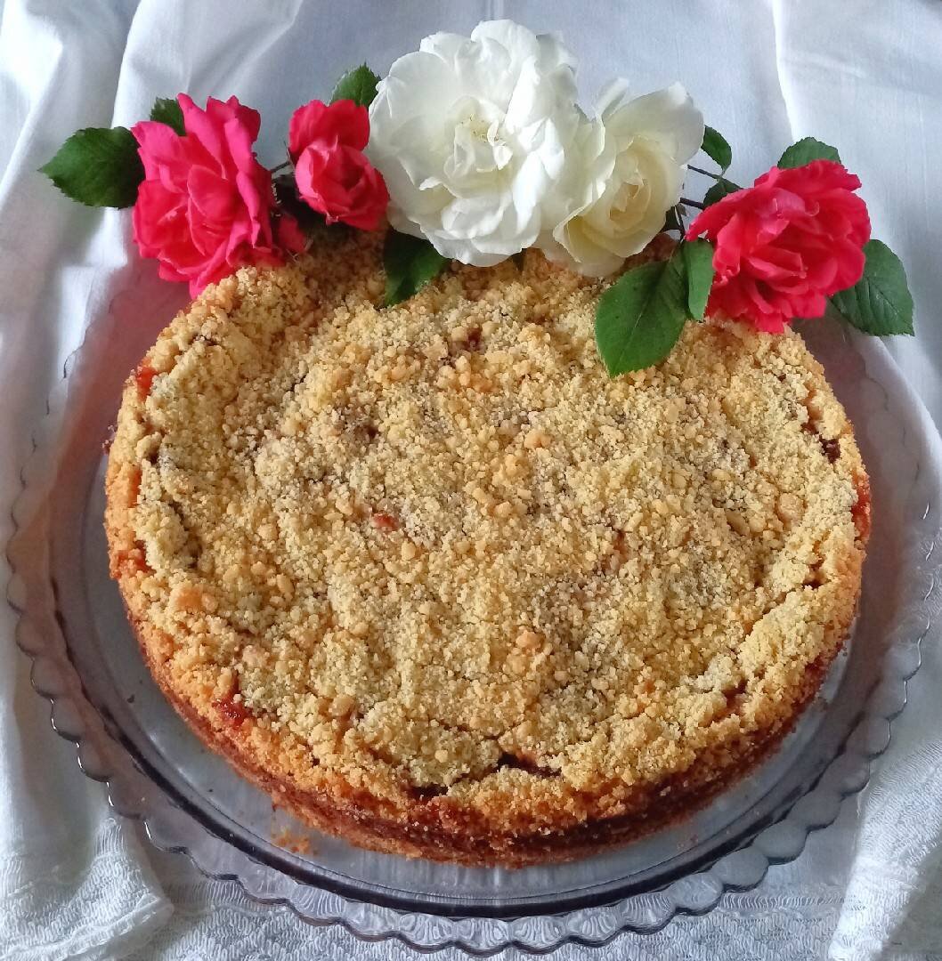 Фото ванильный пирог с творогом и клубникой, трёхслойный