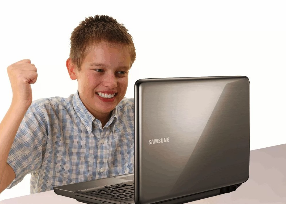 Компьютер как получить на телефоне. Школьник за компом. Радостный школьник. Ребенок перед компьютером. Компьютер улыбается.