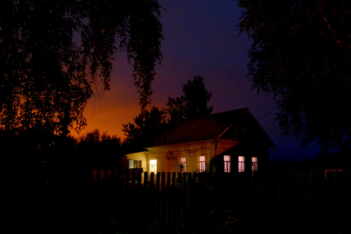 Село вечером. Ночь в деревне. Поздний вечер в деревне. Деревенский дом ночью. Ночь в деревне летом.