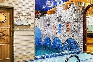 ГЛАВНОЕ
Турецкая культура широко представлена в Музее искусств народов Востока и Оружейной палате Кремля экспонатами XVI-XVII веков.
В Оружейной палате и Алмазном фонде хранятся шлемы и военное снаряжение, мечи, сабли, боевые топоры, молоты и другие дары послов Османской империи.
В Государственном музее искусств народов Востока представлены турецкие ковры, ткани, вышивка и народные костюмы XVI-XVIII веков.
В Музее Востока и Государственном музее изобразительных искусств им. А. С. Пушкина проводятся выставки современного турецкого искусства.
Музей-заповедник «Царицыно», построенный в турецко-готическом стиле, тоже ориентируется на проведение выставок и мероприятий турецкой тематики.
Мечети Москвы, многочисленные турецкие рестораны и бани ‒ невероятно популярные места, передающие дух турецкого народа и его культуры.
ОГЛАВЛЕНИЕ
ТУРЕЦКИЕ МОТИВЫ
НЕРАЗРЫВНАЯ СВЯЗЬ
СЛОВО ВЕРЫ
ВКУС ТУРЦИИ
ТУРЕЦКИЕ БАНИ
СМОТРЕТЬ КАРТУ
Турецкую диаспору столицы, несмотря на продолжительные исторические контакты Турции и России, трудно назвать изученной. Вероятно, этому мешают языковые и религиозные барьеры, а также малочисленность коренных московских турок: основная часть турок в Москве — временные трудовые мигранты. Тем не менее, турецкая культура достаточно широко представлена в Музее Востока и Оружейной палате. Турки являются важной частью приходов Московской соборная мечети и некоторых других. В столице работают турецкие рестораны под управлением турок, соблюдающие национальные и религиозные традиции. Некоторые из них расположены на самых популярных туристических маршрутах — на Старом Арбате, Маросейке и в Замоскворечье.В последнее время взаимодействие двух влиятельных евроазиатских культур стало шире и интереснее. Подтверждение тому – состоявшийся летом 2017 года грандиозный трехдневный Фестиваль Турции, который прошел в парке Красная Пресня. Фестиваль организовало Министерство культуры и туризма Турции при содействии посольства Турции в России. Еще один факт — в 2017 году в Российской Федерации официально зарегистрирована турецкая национальная диаспора. Эта общественная организация носит название «Турецкое сообщество».ТУРЕЦКИЕ МОТИВЫ
Ещё в XVI – XVII веках, когда налаживались российско-турецкие дипломатические и торговые контакты, в казну российских государей начали поступать дары послов Османского царского дома. Часть их стала основой уникальной коллекции музеев Московского Кремля. Множество изделий высокого качества, выполненных турецкими умельцами, хранятся в Оружейной палате и Алмазном фонде. Среди них – шлемы и боевое снаряжение, мечи, сабли, боевые топоры и молоты, украшенные чеканкой, золотыми инкрустациями и драгоценными камнями, роскошные элементы конской сбруи. Впечатляет свой роскошью ритуальные одеяния патриарха Никона и митрополита Дионисия из турецкого золотого атласа, набор золотых запонок царя Ивана Алексеевича, держава и жезл царя Алексея Михайловича.В Государственном музее искусства народов Востока на Никитском бульваре, 1А, особым вниманием публики пользуется «турецкая» часть постоянной экспозиции, в которой представлены великолепные турецкие ковры, ткани, вышивка и народные костюмы, созданные в XVI – XVIII в.в. Особенно хороши ткани – с крупным рисунком ярких оттенков, соседствующих с золотом и серебром. Музей Востока практикует и презентации современного искусства Турции. Такой, например, была в 2017 году выставка коллекции Мухсина Билге, известного мецената, собравшего массу работ художников, которые положили начало современной живописи Турции.Интересные выставки турецкого искусства бывают во временных экспозициях Государственного музея изобразительных искусств имени А.С. Пушкина по адресу ул. Волхонка, 12. В последнее время на проведение выставок и мероприятий турецкой тематики ориентируется Музей-заповедник «Царицыно» (ул. Дольская, д. 1). Считается, что в проекте этой резиденции императрицы Екатерины II использован так называемый турецко-готический стиль строительства: причудливое сочетание красных стен с колоннами, стрельчатыми окнами и арками, зубцы над карнизами. Представления о турецкой архитектуре в России XVIII века были не слишком обширными, и эта трактовка турецких традиций известными русскими архитекторами весьма примечательна. В этом великолепном дворцово-парковом комплексе некогда были и  турецкие павильоны, с яркими коврами, диванами и подушками. Образцами русского «тюркери» считаются сохранившиеся башня-руина и арка «Виноградные ворота», воздвигнутые в 1776 году в честь победы в русско-турецкой войне, ряд других построек.Еще с XVI века среди состоятельной части населения России большим спросом пользовались товары из Турции: фрукты, пряности, благовония, ткани, ковры, оружие, ювелирные украшения. Сейчас Турция лидирует по поставкам в Россию овощей и фруктов, велика ее роль в поставках одежды и некоторых других потребительских товаров. В отрасли строительства выделяется промышленная фирма «Энка», ранее также владевшая обширной сетью супермаркетов «Рамстор» (офис на Павелецкой площади, дом 2/2). Ее строительный департамент известен в России благодаря качеству и масштабам реализованных проектов.НЕРАЗРЫВНАЯ СВЯЗЬ
Посольство Турции в России находится в историческом районе Хамовники (7-й Ростовский переулок, 12). В последние годы в самоорганизации турецкой диаспоры Москвы заметны большие перемены. Улучшение дипломатических отношений между Турцией и Россией способствовало созданию «Союза турецких бизнесменов». Одним из лидеров турецкой диаспоры Москвы является Юсуф Шен – президент АНО «Социально – культурный центр содействия и поддержки турецких студентов» (улица Енисейская, д. 16/21). Официально зарегистрированная турецкая национальная диаспора в России носит название «Турецкое сообщество», ее также возглавляет господин Юсуф Шен.В турецкой диаспоре столицы численностью порядка 25-30 тысяч человек студенты составляют около тысячи. Но именно они активно налаживают контакты в активной молодежной среде. Студенты задействованы в издании буклетов, брошюр и справочников о Турции (в том числе – для незрячих), помогают желающим изучать турецкий язык. При их содействии работает Российско-турецкий учебно-научный центр (Миусская площадь, д. 6/3) в Российском государственном гуманитарном университете. В этом центре реализуются программы по изучению языка, культуры и истории Турции, проводятся концерты и вечера, организуются поездки и экскурсии.Посетить курсы турецкого языка можно также при Торговом представительстве Турции (7-й Ростовский переулок, 12), при Офисе по культуре и туризму Посольства Турции (1-я Тверская-Ямская,23), при Представительстве Международного центра TÖMER Ankara Üniversitesi (2-й Вражский переулок, 5/1) и Резиденции Центрального духовного управления мусульман (Крутицкий переулок, 5/2).СЛОВО ВЕРЫ
Мечети Москвы без преувеличения можно назвать и важнейшими «турецкими» местами. Выделяется среди них Московская соборная мечеть (пер. Выползов, д. 7), одна из самых больших в Европе, воздвигнутая в 2015-м году. В сооружении этого грандиозного мусульманского храма с высотой купола 46 метров принимали непосредственное участие турецкие меценаты и строители. Купол и михраб соборной мечети расписали под руководством знаменитого каллиграфа имама Хуссейна Кутлу турецкие художники, а дизайн интерьеров разработали в бюро «Наккаш» при Министерстве по религии Турции. На церемонии открытия храма присутствовали президенты России и Турции, многочисленные делегации из других стран.Коренные московские турки трепетно относятся и к Мемориальной мечети на Поклонной горе (ул. Минская, д. 2б) построенной в память мусульман, сложивших головы на фронтах Великой Отечественной войны. Сражаться с врагом в те годы ушло больше сорока тысяч турок-месхетинцев, и домой из них не вернулись 26 тысяч. Восемь стали Героями Советского Союза, трое – полными кавалерами Ордена Славы. В Мемориальной мечети, прихожанами которой являются и турки, богослужения ведутся на русском и арабском языках.В северном районе Отрадное под одной крышей действуют две мечети – суннитская Ярдям и шиитская Инам. Они способны вместить до трех тысяч верующих. Мультирелигиозный комплекс, совмещающий буддистскую ступу, синагогу, две мечети и православный храм, находится по адресу улица Хачатуряна, дом 8.На Большой Татарской улице, дом 28 в центре бывшей татарской общины расположена старейшая Московская историческая мечеть. Появилась она на рубеже XVIII—XIX столетий и в разные годы подвергалась перестройкам, разрушениям и закрытию. В 1993 году богослужения в мечети возобновились: ее почитают не только представители турецкого и татарского мусульманства, но и верующие других наций.ВКУС ТУРЦИИ
Для многих побывавших в Турции россиян незабываемыми стали сладости, напитки и национальные блюда этой гостеприимной страны. Турецкие кофе и чай, пахлава, гювеч, кебаб, пиде и другие лакомства – своего рода визитная карточка, упоительное напоминание о побережье и солнечных городах. К сожалению, в последнее время специализированных турецких магазинов в Москве стало меньше – на смену им пришли отделы в супермаркетах и онлайн магазины. У знатоков деликатесов большой популярностью пользуется магазин «Сечкин Баклава» (Большой Овчинниковский переулок, д. 16). Он расположен в торговом центре «Аркадия», хозяевами которого являются турки. Этот магазин – «золотая середина» между кафе и торговой точкой: здесь можно на месте отведать и купить с собой первоклассные кофе, чай или сладости. В «Аркадии» принимает гостей и «Шыкыдым» – один из лучших турецких ресторанов Москвы, а еще – доступное по ценам кафе фастфуд «Кебаб Хаус». Ресторан «Шыкыдым» имеет свой «конек» – сельскую турецкую кухню, сытную и основательную. Кроме постоянных блюд, в меню каждый день есть новые предложения. В ресторане с 11 до 14 часов подают традиционный для Турции завтрак: айран, сыры, свежевыжатые соки, яйца, колбасу и выпечку. Все эти лакомства вполне «укладываются» в 500-700 рублей.Турецкие рестораны и кафе – национальные места, где дух восточного народа проявляется со всей непринужденностью и фантазией, заодно с трудолюбием и практичностью. Шеф-поварами и официантами в них чаще всего работают турки. В истинно турецких ресторанах строго соблюдаются правила убоя животных для приготовления пищи (халяль), определенные правила этикета и мусульманские «табу». Некоторые из этих заведений регулярно посещают турки и мусульмане, но и для гостей других вероисповеданий и национальностей никакого запрета на визит нет.На улице Арбат, 47/23 находится ресторан «Босфор». Здесь турецкая кухня представлена оригинальными закусками из овощей, традиционными мясными блюдами и супами, рыбой-гриль и морепродуктами, национальными напитками, йогуртами и десертами. Это спокойное заведение подходит для семейных обедов и бизнес-ланчей днем, а по вечерам – для дружеских встреч. Есть в «Босфоре» и летняя веранда. Цены – вполне демократичны для центра Москвы.Доброй славой у гурманов пользуется уютное кафе «Бардак» (улица Маросейка, 6/8). Здесь преобладает турецкая кухня: кефте (говяжьи котлетки), горячие пиде – за все отвечает шеф-повар-турок. Приветливые официанты щеголяет в майках с надписью «Гаварю парукски». В дневные часы в «Бардаке» делают скидки, а средний счет начинается с 500 рублей.Некоторые москвичи считают островком Турции ресторан «Оджакбаши», который находится рядом с Садовым кольцом, по адресу улица Кожевническая, д. 10/2. Неподалеку расположен офис турецкой строительной фирмы «Энка», а ленточку на открытии ресторана перерезал лично посол Турции. Ресторан расположен в полуподвальном помещении, в нем тихая интимная обстановка. Богатое разнообразное меню представлено на двух языках, услужливые официанты подают блюда большими порциями, а чай изысканного вкуса – как подарок. Счет в среднем составляет 1000-1500 руб.Блюда преимущественно турецкой кухни можно отведать и в скромном ресторане «Софра» на улице Мещанской, 12. Заведение специализируется на обслуживании бизнес-ланчей, но это, как и простота помещения, не сказывается на комфорте любых гостей – особенно с детьми. Меню с большим выбором блюд, внушительные размеры порций и приемлемые цены сочетаются с приветливостью обслуживающего персонала. Средний счет здесь составляет 800-1 000 руб.ТУРЕЦКИЕ БАНИ
Отдельное культовое «турецкое» место – легендарные турецкие бани. Баня «хамам» не вписывается в узкие рамки гигиены и оздоровления. Это культурное явление становится для постоянных посетителей одновременно чем-то вроде клуба, храма здоровья и красоты, места общения с единомышленниками и духовного обновления.Своеобразием бани «хамам» является то, что используемый в ней пар не вреден для здоровья благодаря своей мягкости и легкой переносимости. Он не имеет избыточного воздействия на кровяное давление и работу сердца. Вся совокупность процессов в турецкой бане, начиная с парилки и заканчивая оригинальными spa-процедурами, направлена на расслабление и отдых организма, его очищение и получение максимума приятных ощущений. Непременное условие «хамама» – чаепитие, отдых и дружеское общение.Турецкие банные залы есть во многих московских банях. Турецких хамамов, от недорогих до элитных, в столице около сорока. Одним из лучших считается оздоровительный комплекс «Лагуна СПА» в Колодезном переулке, 14, с Восточным залом, оборудованном в полном соответствии с требованиями настоящей турецкой бани. Стоимость одного часа, проведенного в нем, – от 1,8 до 2,6 тыс. руб. Неплохой и достаточно демократичный хамам есть в «Римских термах» по ул. Ф. Энгельса, 20. Здесь можно заказать дополнительные процедуры типа массажа и турецкого пиллинга, воспользоваться услугами банкетного зала, караоке и мини-кинотеатра.  Цена посещения этой бани – от 1,5 до 3, 5 тыс. руб.Примером дорогого хамама могут быть парильня, бассейн и зал в турецком вкусе в элит-клубе «Амстердам» по адресу Берсеневский переулок, 5/3. Эта роскошная и недешевая vip-баня рассчитана на посещение группой, для которой предлагается масса самых разных развлечений. Один час в ней обходится в 5 тыс. руб.