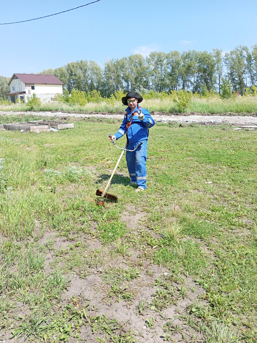 с этим пулемётом через плечо я три часа по участку лазил, теперь везде газон)))