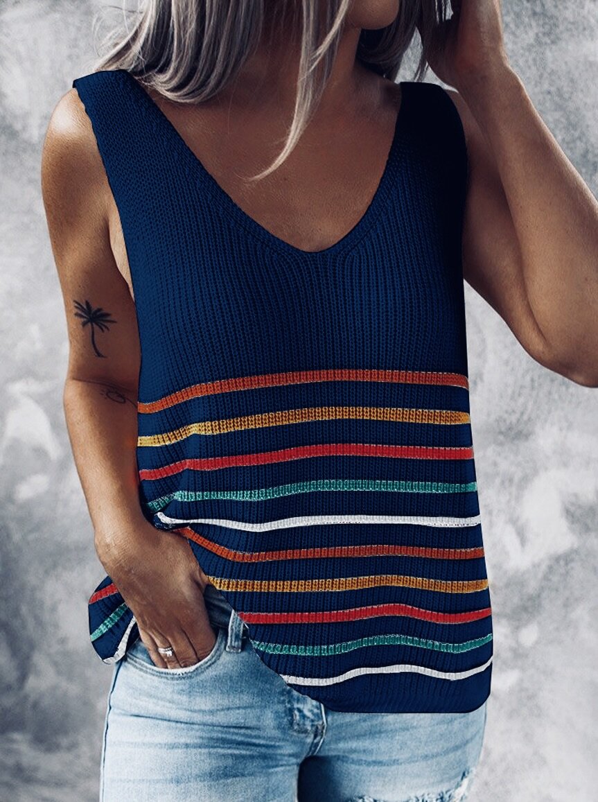 Темно-синий топ с яркими поперечными полосками снизу