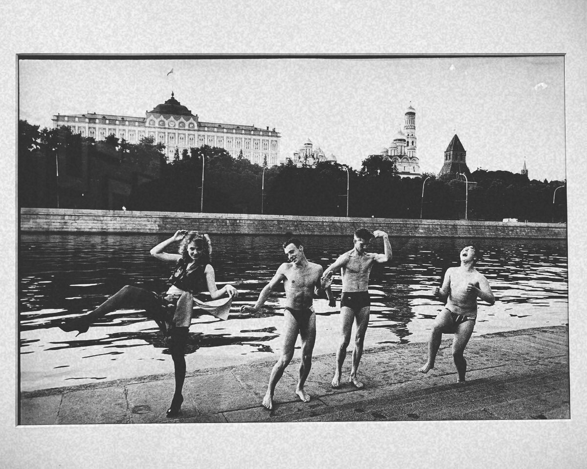 Сергей Борисов. Прогулка по набережной. 1988