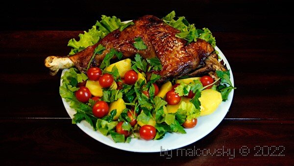 Нога индейки с вином и соусом терияки