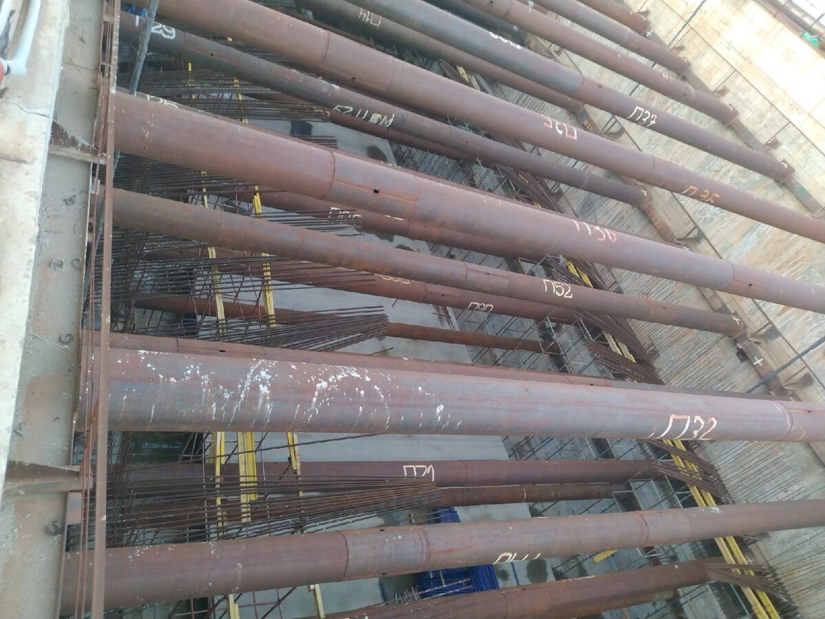 📷 2: Платформа станции. Виднеются выпуски арматуры под заливку будущего односвода станции.