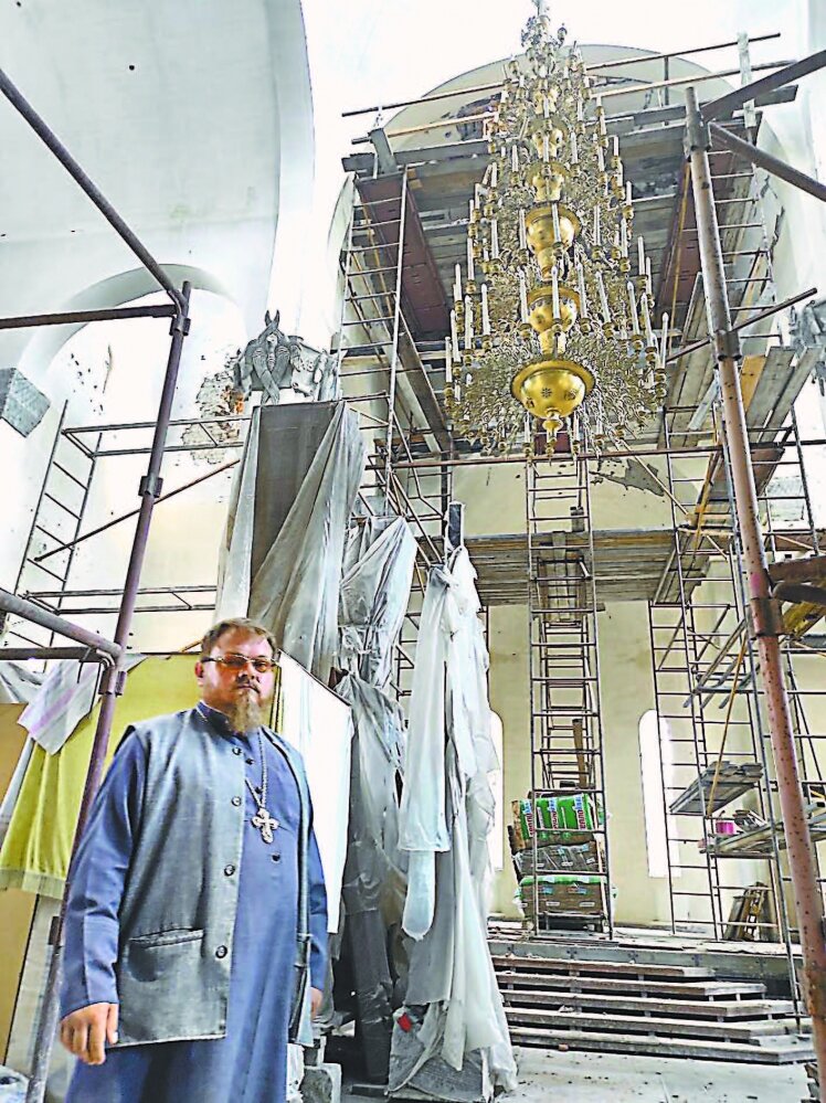    «С храмом расправлялись яростно: стекла били автоматными очередями, прямой наводкой стреляли из танка», — рассказал отец Алексей. Фото: Евгения Мартынова.