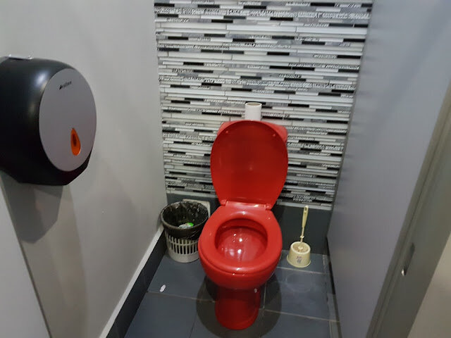 Красный туалет дизайн