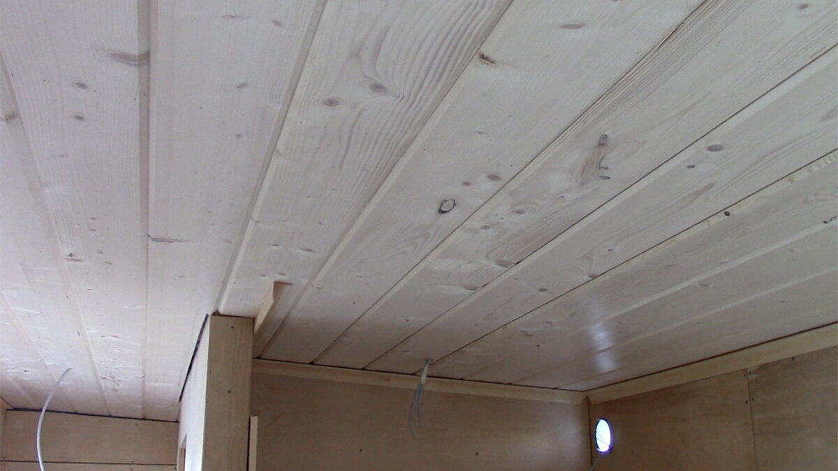 Отделка потолка крашеной имитацией бруса