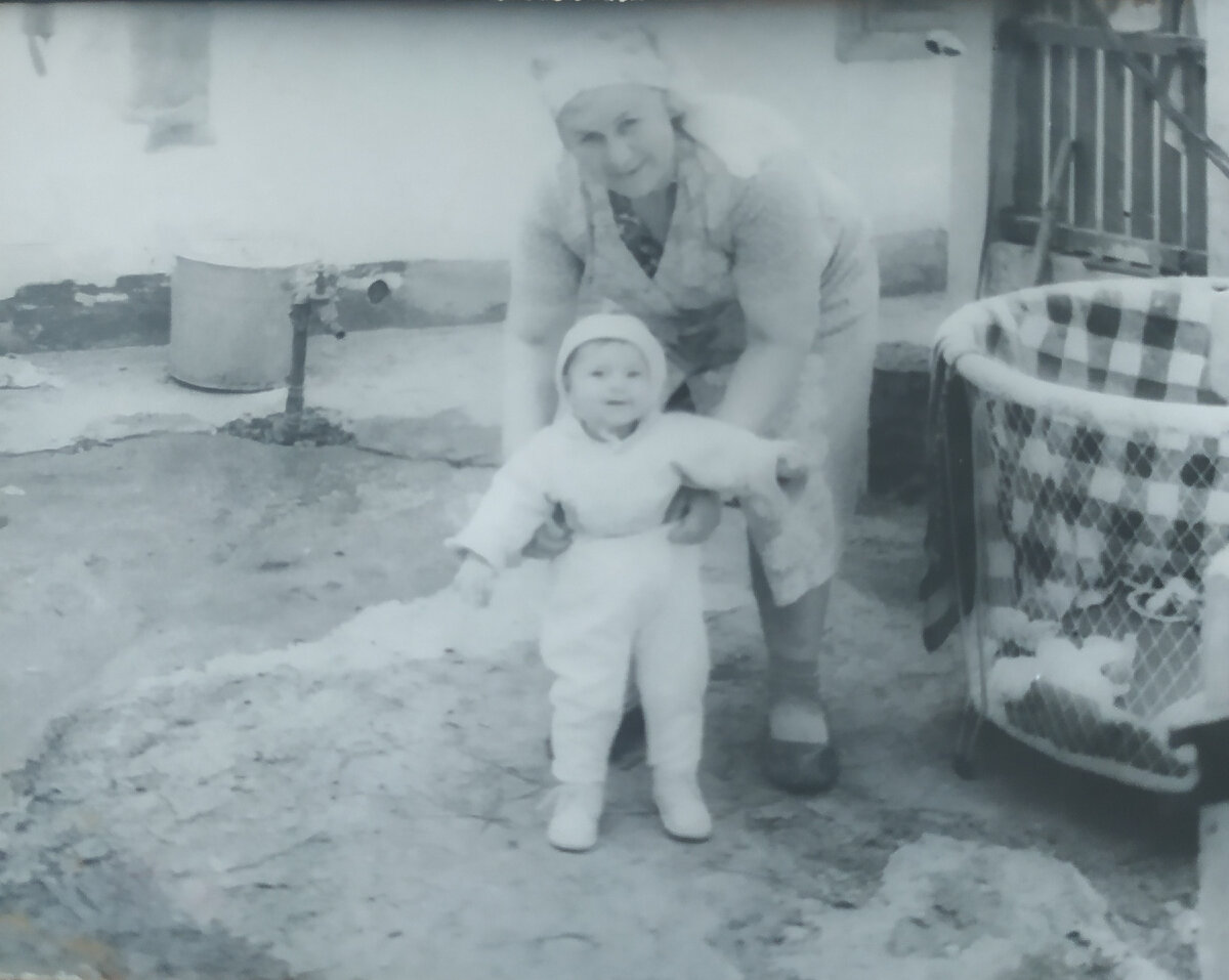 я и бабушка , Крым , с. Майское , на улице рядом с летней кухней 