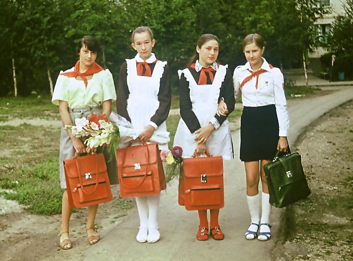 Вспоминаем самые нелепые и обидные "нельзя" для девочек в советских школах