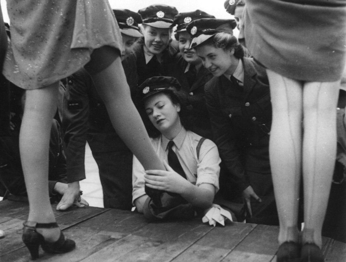 Униженные жены. Редкие архивные фотографии. Советские чулки на ногах.