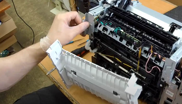 Фото 83. Снимаем с оси каретку ролика захвата бумаги