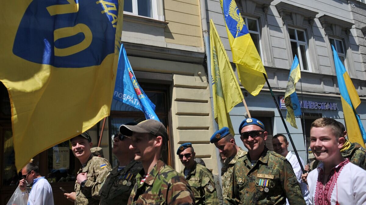    Военнослужащие ВСУ на марше в День Героев во Львове. 28 мая 2017 © РИА Новости / Стрингер