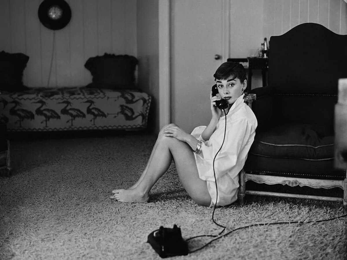 Одри Хепбёрн на "связи" с телом