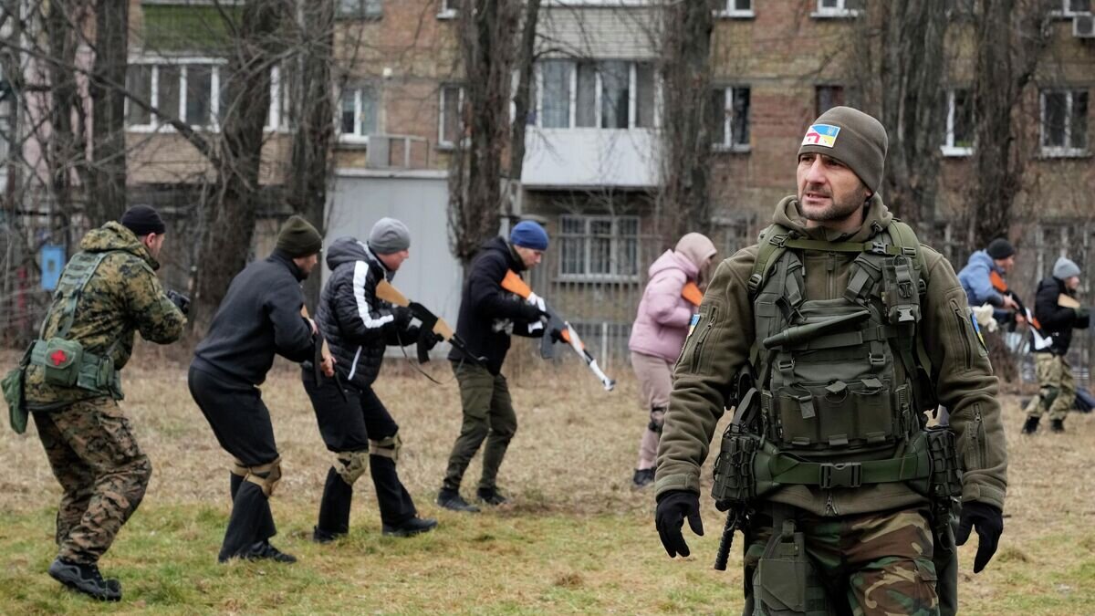    Военный инструктор во время занятий в Киеве © AP Photo / Efrem Lukatsky
