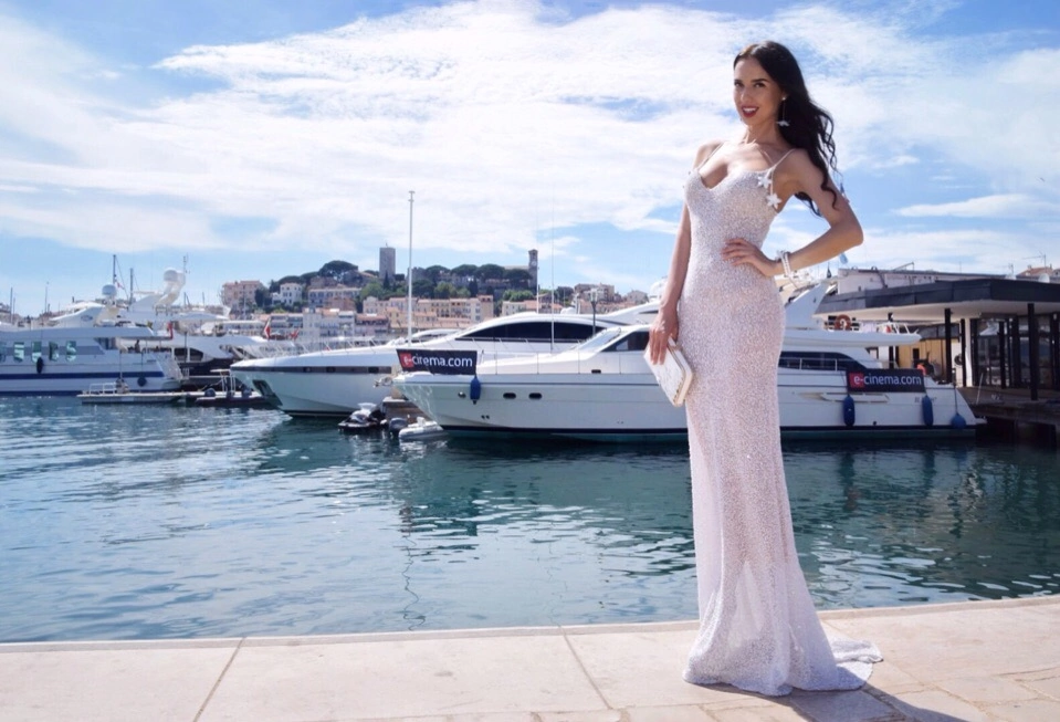 Фотография сделана во время Каннского кинофестиваля. Я в эксклюзивном платье из мелких бусин и пайеток украшенное моими фирменными цветами из кожи. Аксессуары и сумочка тоже рук моего дело. 