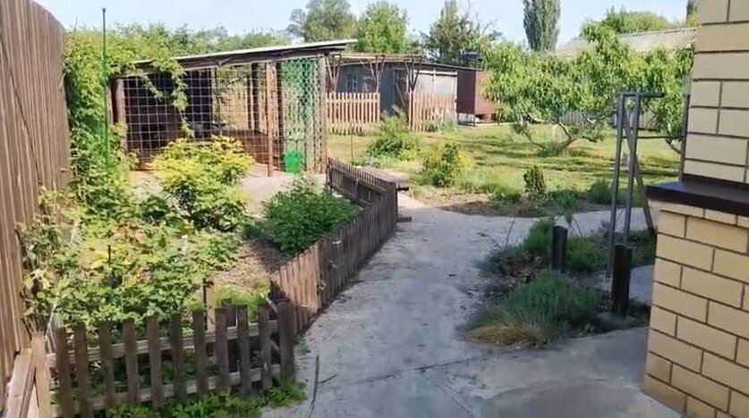  Таким был раньше вход в сад. До постройки перголы это было жарким и ветреным открытым местом с юго-западной стороны дома.
