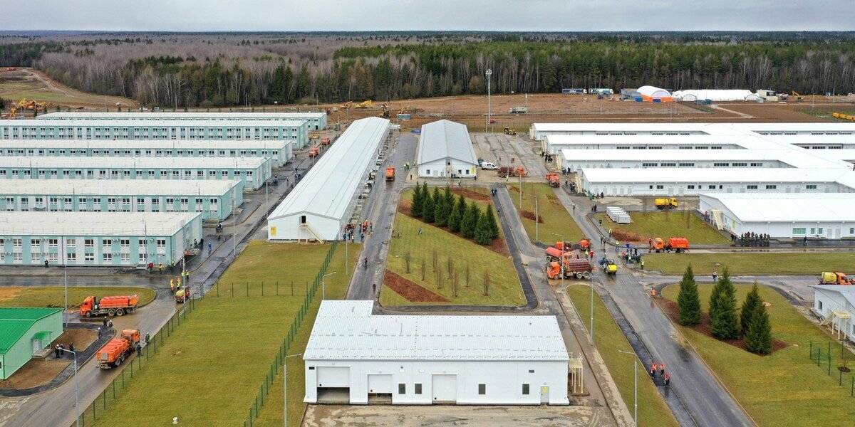 Центр объединил в себе 55 (!) корпусов, которые позже перепрофилировались в другие отделения инфекционной больницы