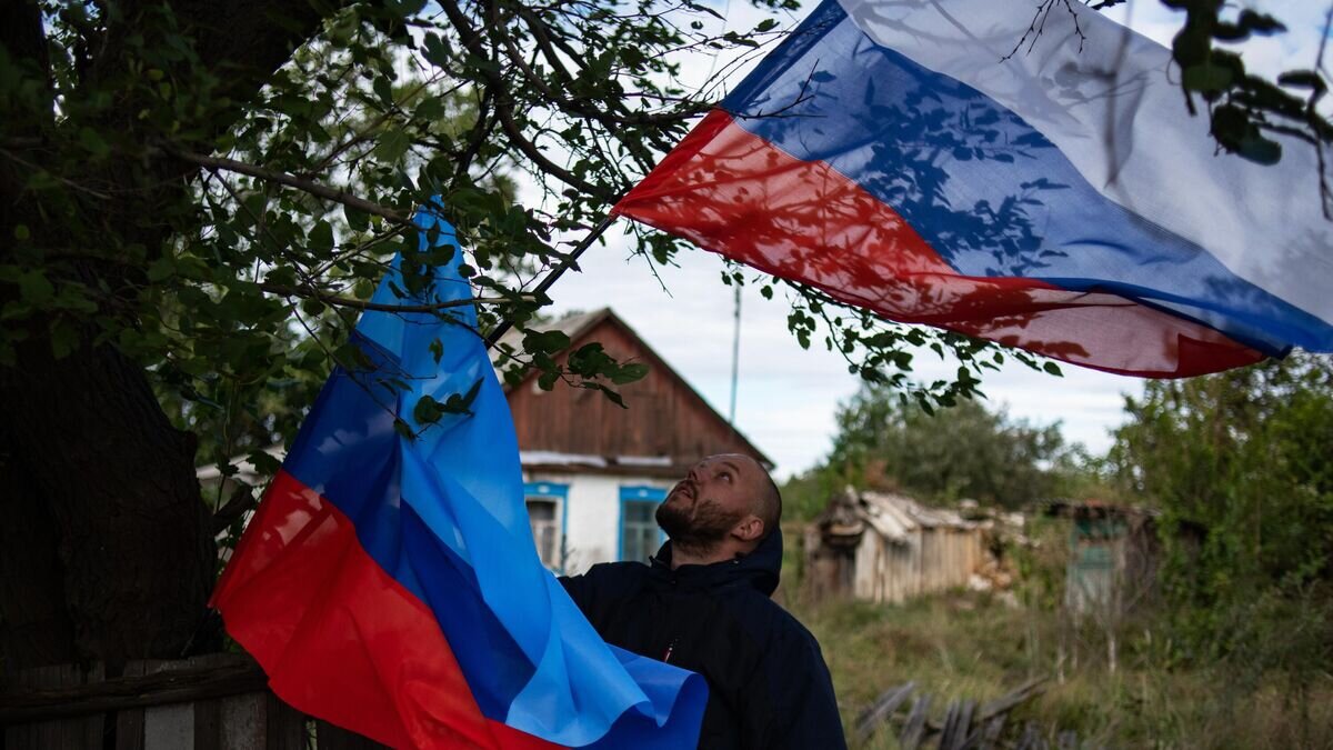    Местный житель во время голосования на выездном избирательном участке в поселке Орехово в ЛНР© РИА Новости / Валерий Мельников