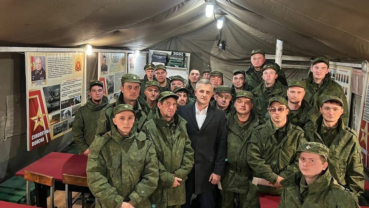     Первый заместитель руководителя исполнительного комитета Набережных Челнов Илья Зуев приехал к мобилизованным горожанам. Вместе с военным комиссаром Центрального и Автозаводского районов Рашидом Ильясовым он посетил полигон танкового училища под Казанью.