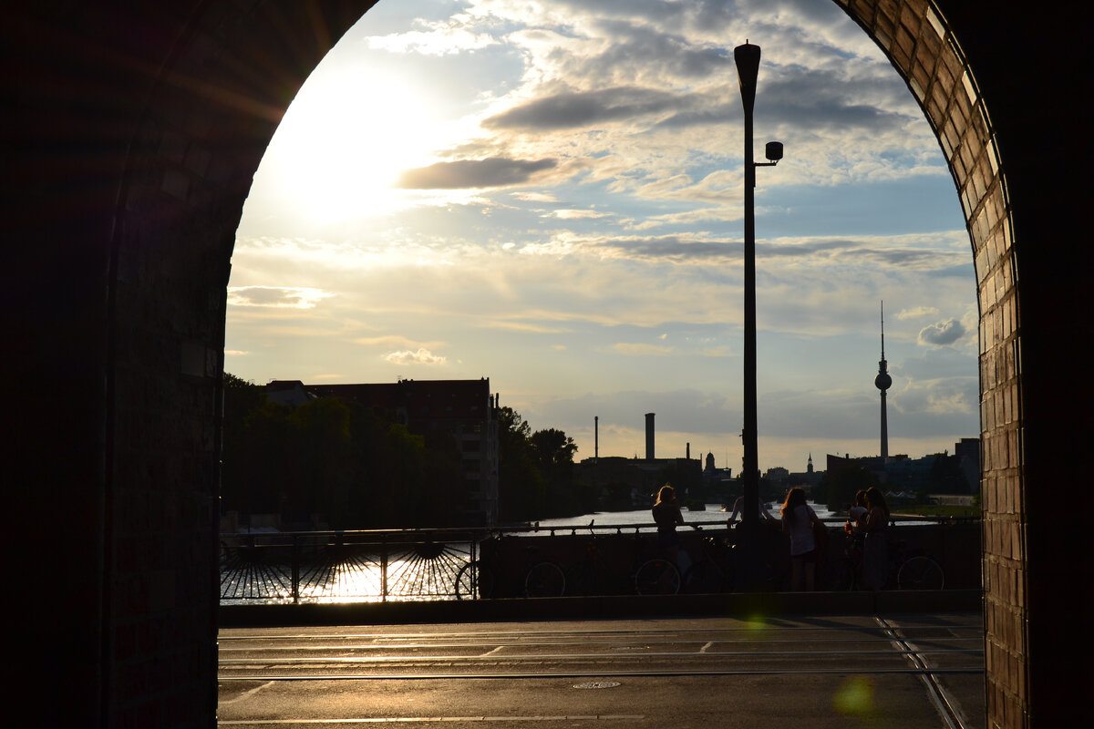 Вечерний Берлин из арки с видом на башню на Александр-пляц
