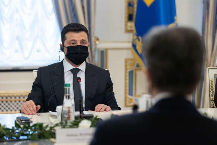    Владимир Зеленский заявил, что его слова о превентивном ударе неправильно перевели с украинского