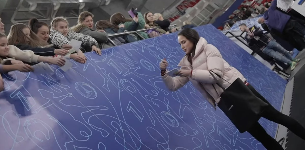 Алина Загитова с болельщиками. Кубок первого канала. Источник фото: официальный сайт Первого канала.