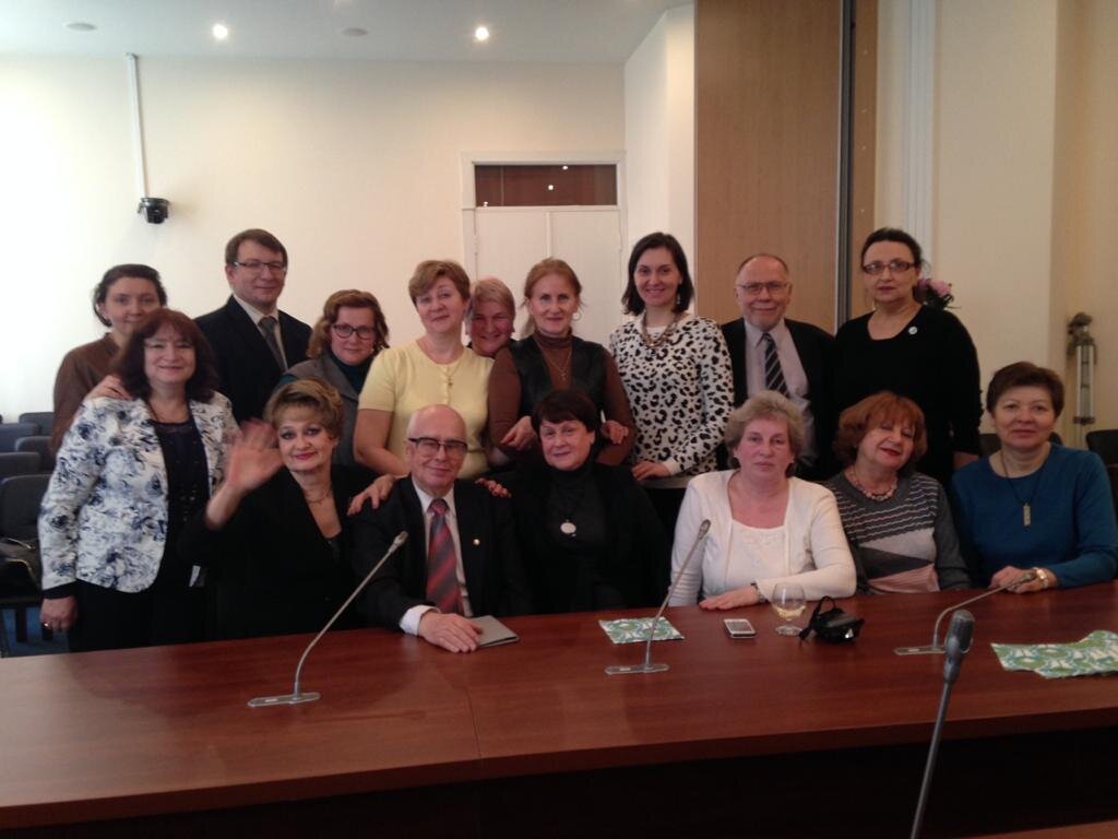 Фото - научный коллектив сотрудников ФГБНУ "Института  стратегии развития образования РАО", я - крайняя слева, в центре - академик РАО, д.п.н. Л.Н. Боголюбов.