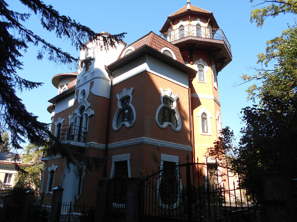 Фото автора. Мы начали с самого красивого дома Кисловодска - дачи Путяты-Верженского.