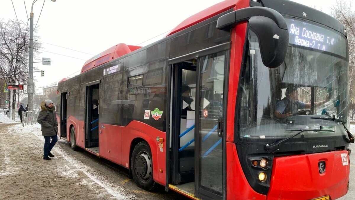     В Казани на два рубля вырастет стоимость проезда в общественном транспорте. Оплачивая безналичным путем, горожане смогут проехать за 33 рубля, а за наличные — 38 рублей. Об этом сообщил госкомитет Татарстана по тарифам.