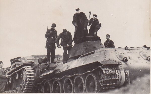 Немецкий снаряд пробил ствол танка лейтенанта Луценко, и машина потеряла способность вести огонь. Но бой нужно было продолжать, и поставленную задачу никто не отменял.-2