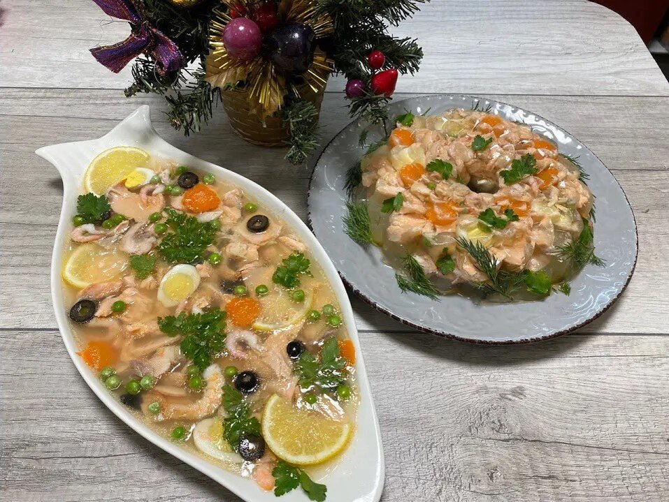 Сытный и вкусный салат с рыбой, яйцами и креветками