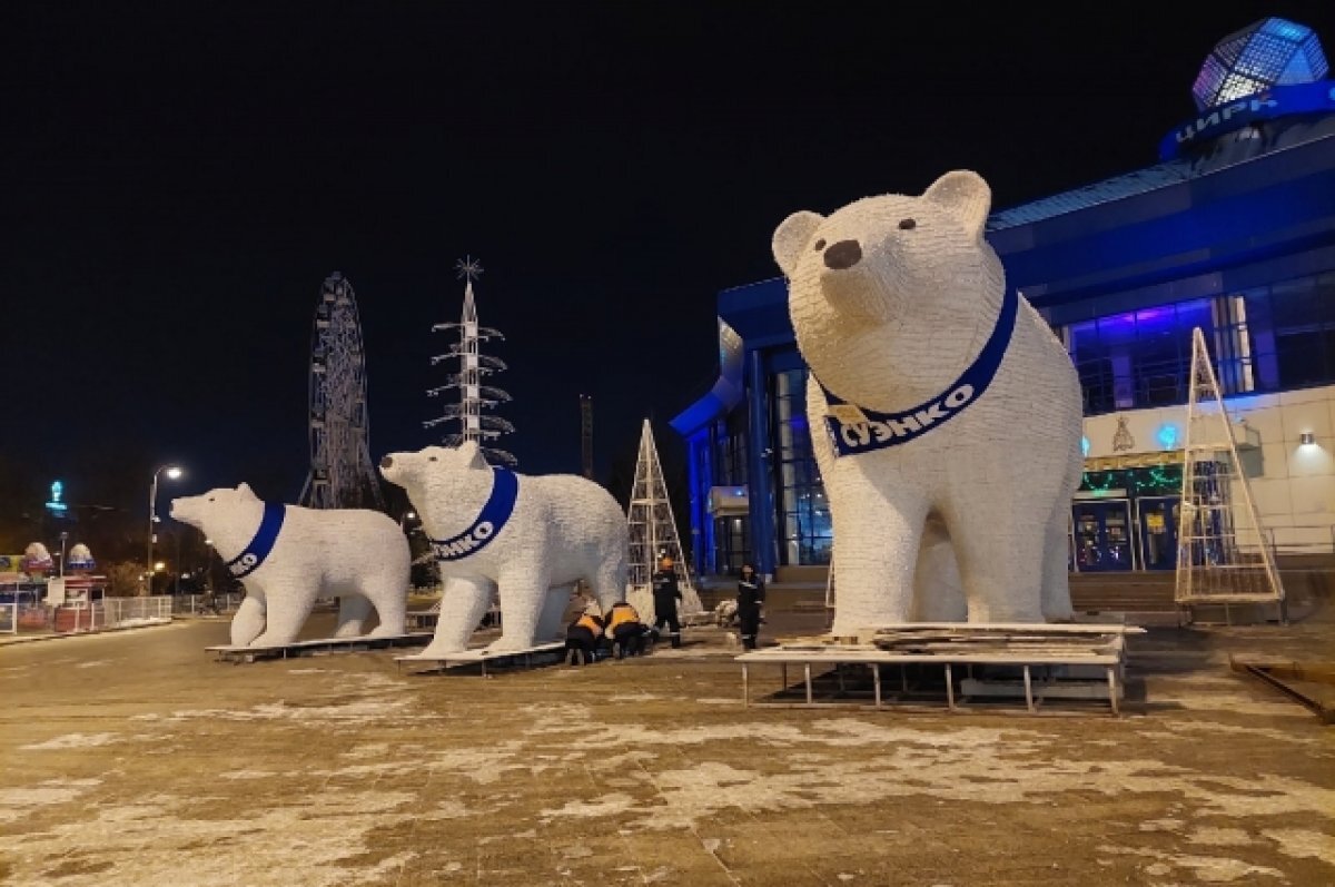    В Тюмени устанавливают новогодних медведей