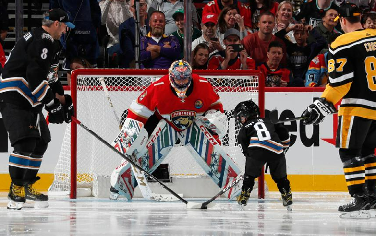 Сергей Овечкин забивает легендарному Роберто Луонго. Фото: НХЛ