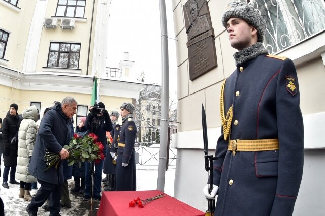    Мемориальная доска появилась на фасаде дома по ул.Адамюка, д.4, где жил Герой Советского Союза, генерал-лейтенант Гани Сафиуллин. Фото: пресс-служба президента РТ