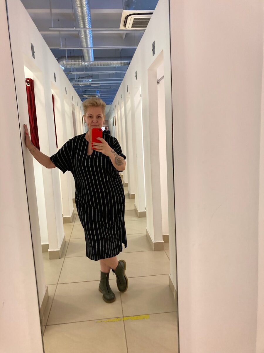 Платье сидит очень свободно! Между мной и им хороший зазор-)