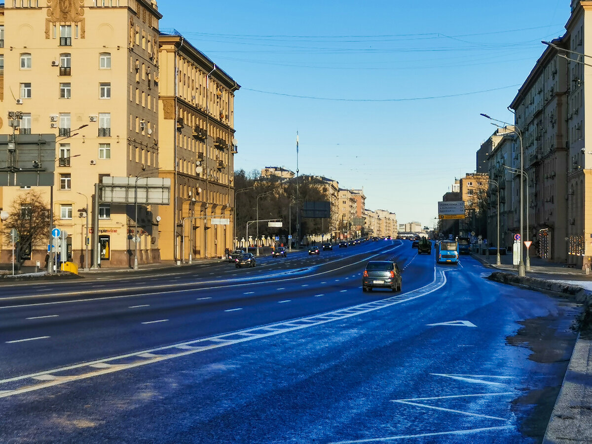 Вид на Ленинский проспект в сторону Центра.