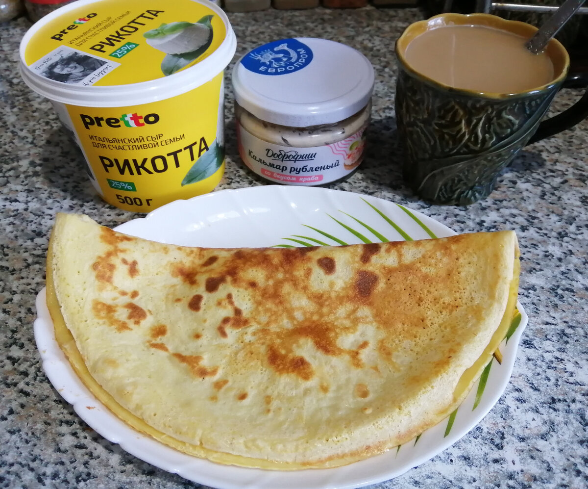 Одну половинку с рикоттой, вторую с риетом, кофе с молоком. Около 400 кк.