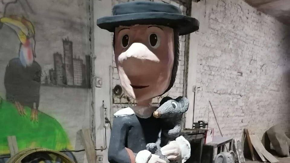     Мэр Черногорска Василий Белоногов показал новых мульт-героев для аллеи на Юбилейной. Это всеми любимые Шапокляк и Крокодил Гена.