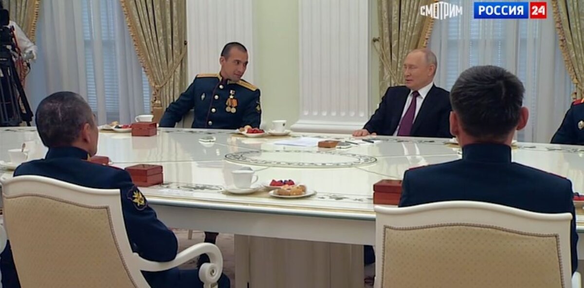    Президент назвал тот факт, что в Курской области были вручены звёзды "Героев России", символичным