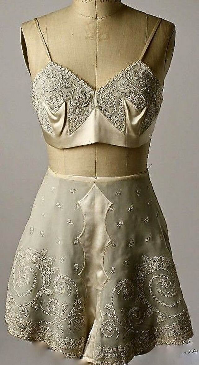 Бюстгальтер и трусики-шорты, 1926 год. Музей Метрополитен.