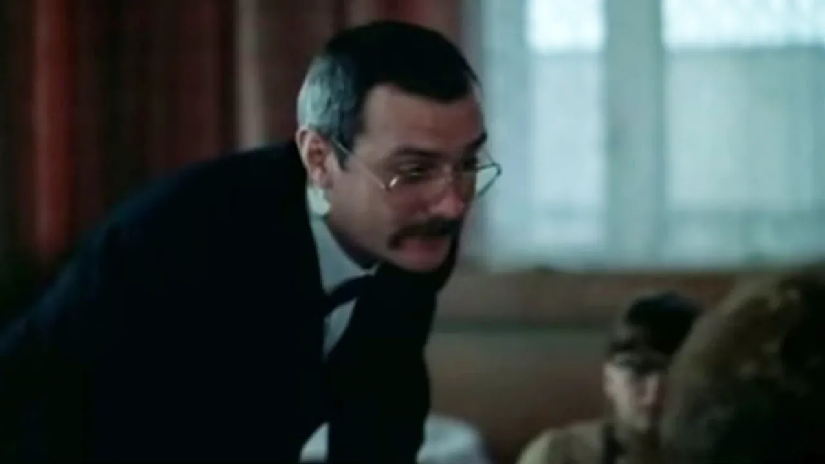 Никита Михалков в роли официанта в "Родне", 1981 года