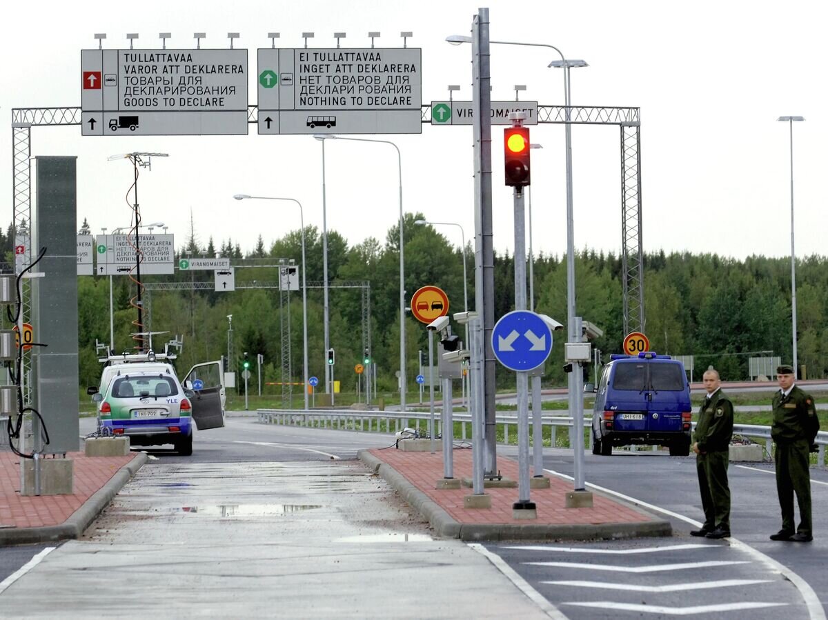    Финские пограничники на российско-финской границе© РИА Новости / Сергей Компанийченко